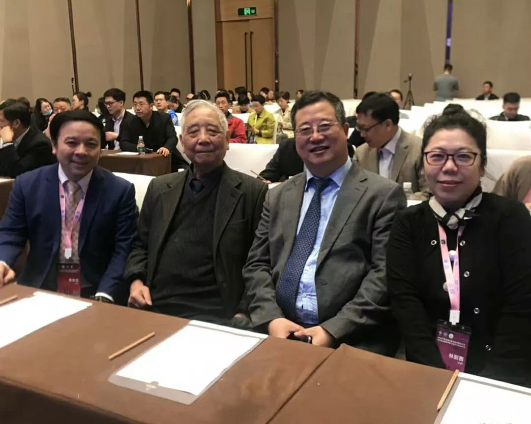 林蔚茜博士與專家合影